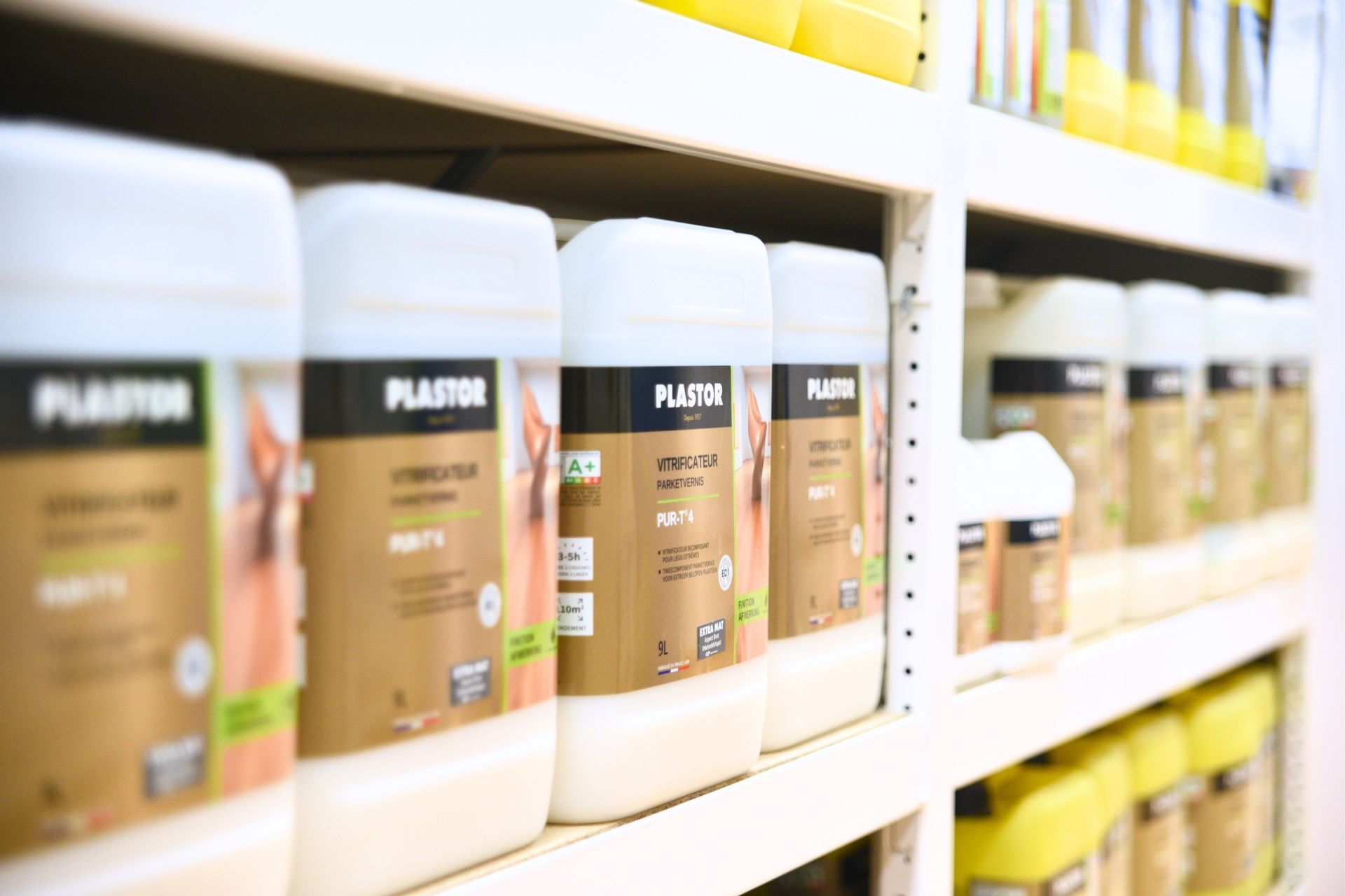 Gamme de vitrificateurs et produits Plastor pour parquet présentée en rayon
