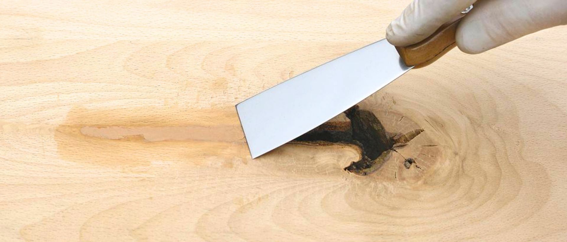 Mastic à bois Resto pour réparation locales de surfaces en bois disponible en 24 coloris