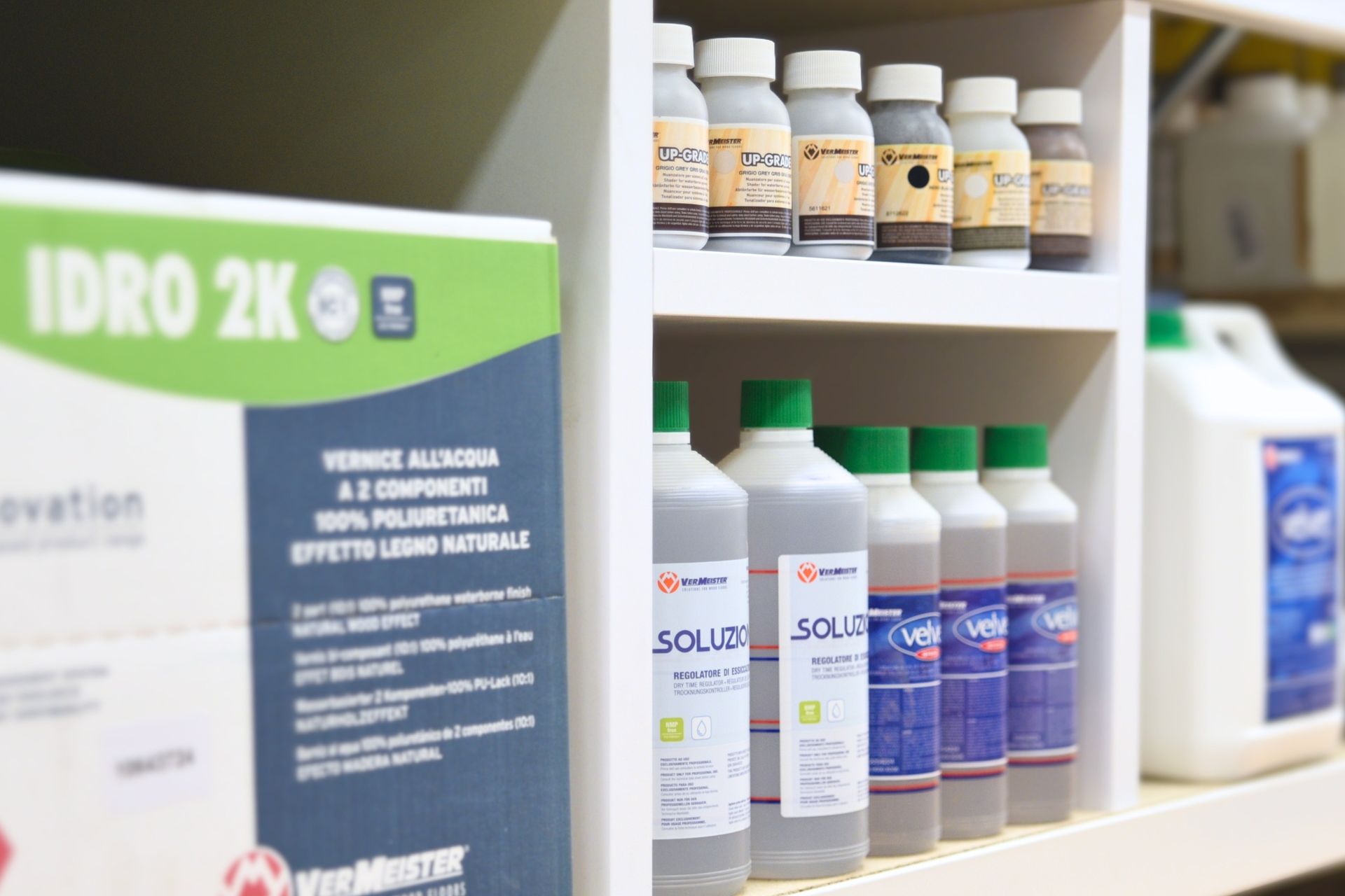 Gamme de produits Vermeister pour l'entretien et le traitement du parquet présentée en rayon