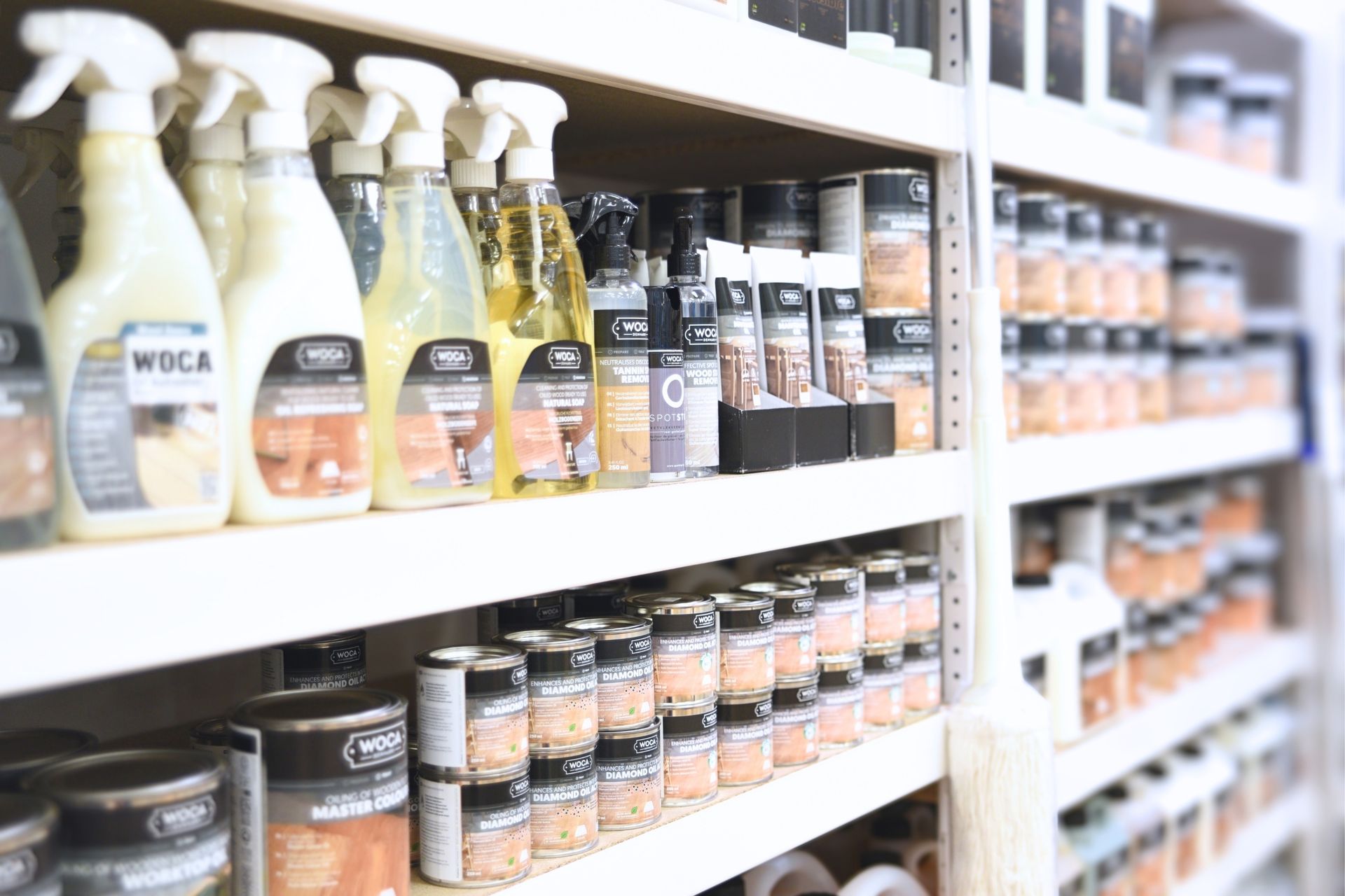 Gamme de produits WOCA Diamond Oil Active et savons pour parquet présentée en rayon