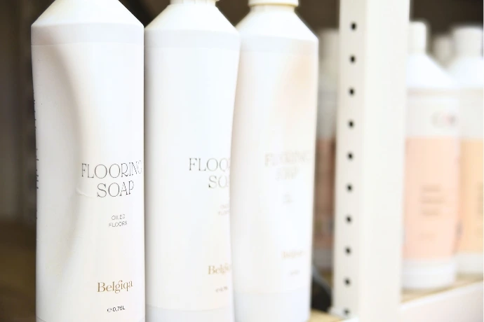 Bidons de savon Belgiqa pour sols huilés présentés en rayon
