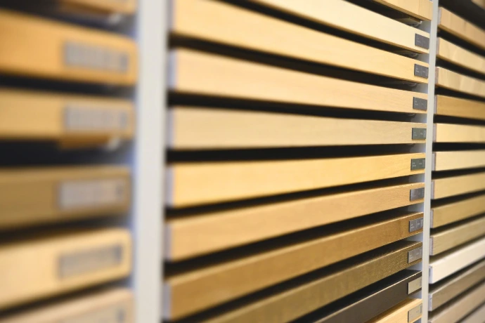 Échantillons de finitions de parquet Belgiqa sur présentoir