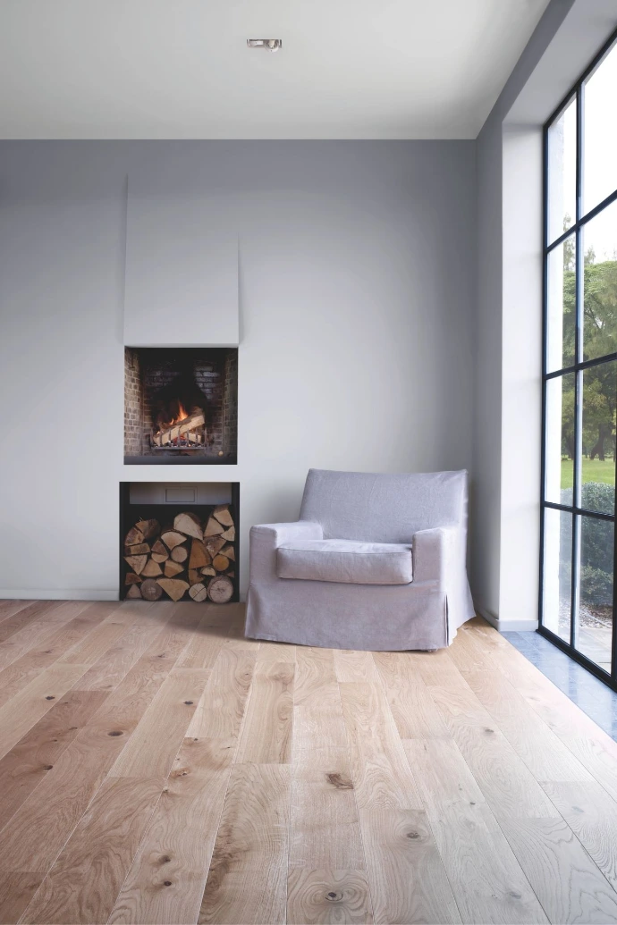 Parquet BerryAlloc en bois clair dans un intérieur avec cheminée